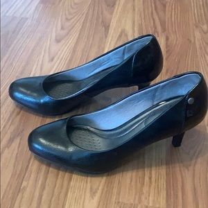 Life Stride Flex Black Pumps